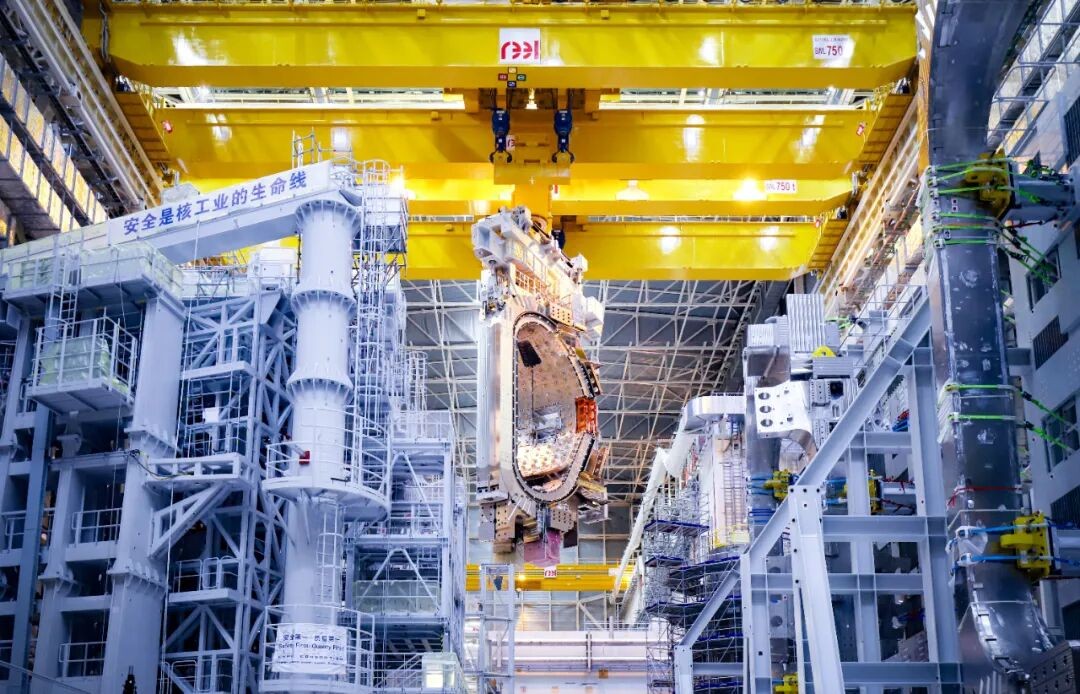 Hoisting in Place! Global Largest