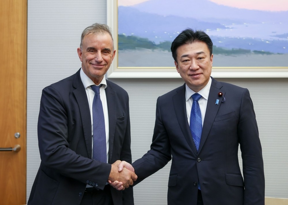Japan's Chief Cabinet Secretary Meets ITER Organization Director-General