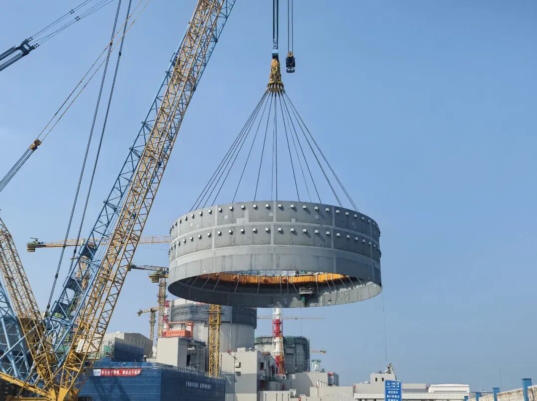 Le deuxième anneau de l'enceinte de confinement en acier du bâtiment réacteur de l'unité 2 de la centrale nucléaire de Xudabao a été hissé et mis en place avec succès