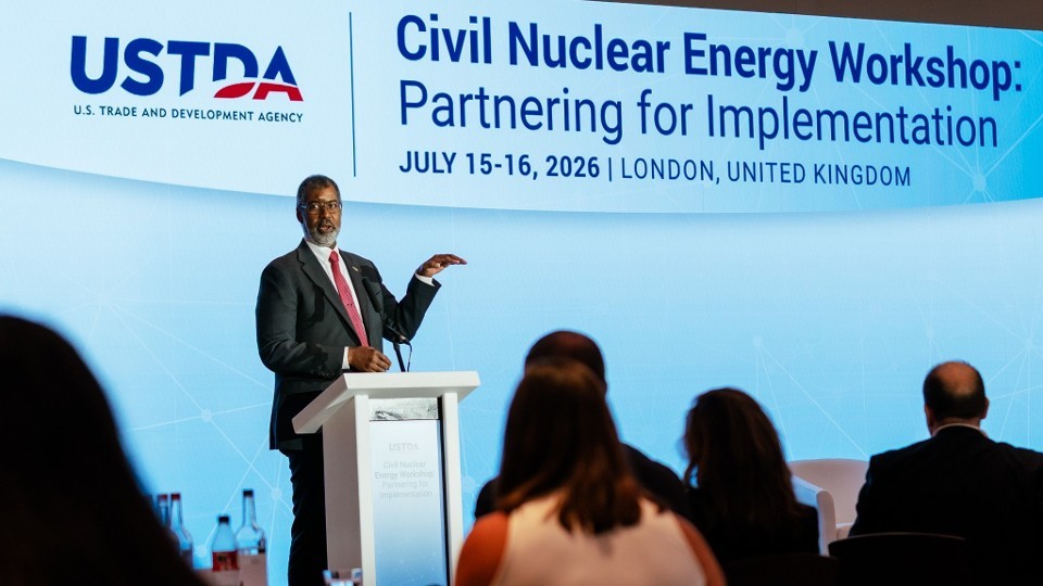 Le Directeur général de l'Agence pour l'énergie nucléaire de l'OCDE participe au séminaire sur l'énergie nucléaire civile à Londres