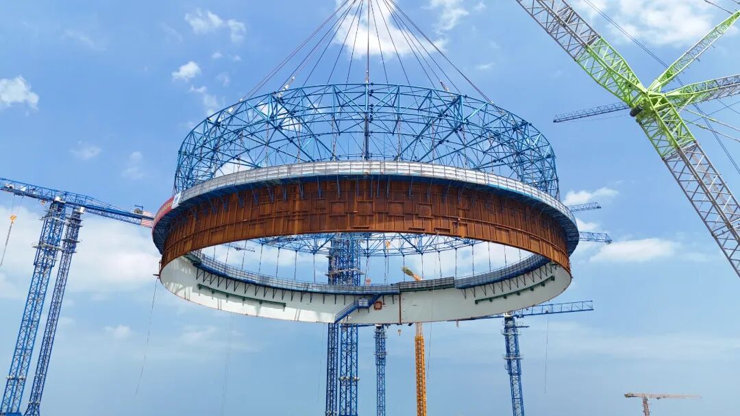 Premier levage intégré du module 5 du revêtement en acier du bâtiment réacteur et des chemins de câbles électriques et d'instrumentation associés au sein du groupe CGN