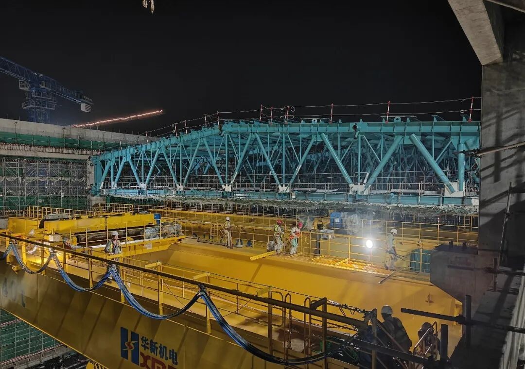 Achèvement réussi du levage du pont roulant principal du bâtiment des îlots conventionnels de l'unité 1 de la centrale nucléaire de Lufeng de CGN