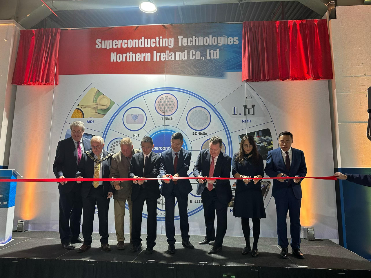 Le site de production de fils supraconducteurs de Western Superconducting en Irlande du Nord officiellement inauguré