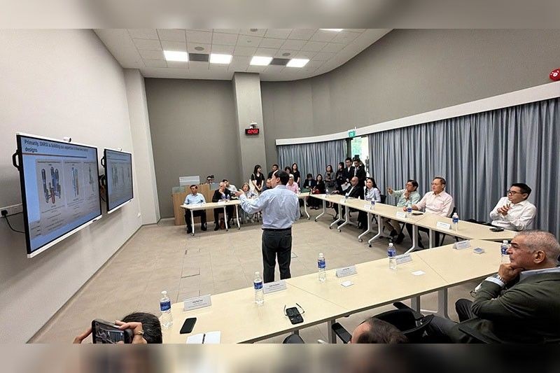 Le président philippin en visite à l'Institut nucléaire de Singapour exprime ses regrets quant à l'arrêt de la centrale nucléaire de Bataan