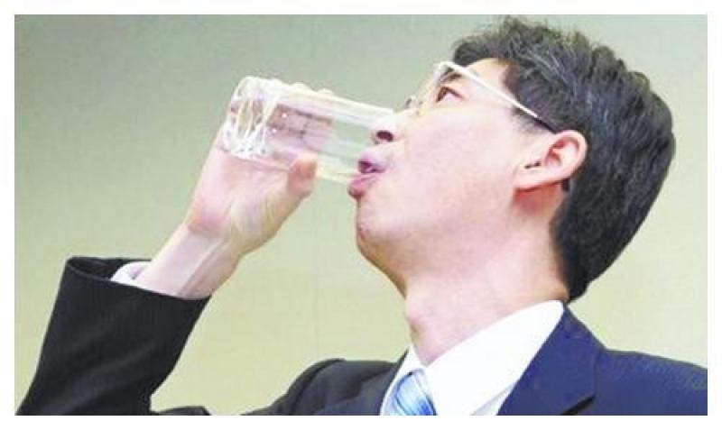 10年前,那个喝了福岛核电站净化核废水的日本高官,现今状况如何?