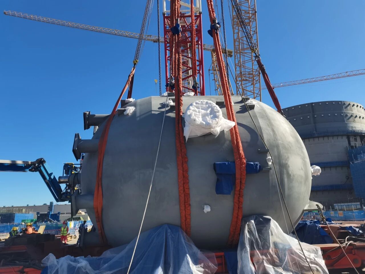 徐大堡核电厂2号机组堆芯补水箱运抵项目现场