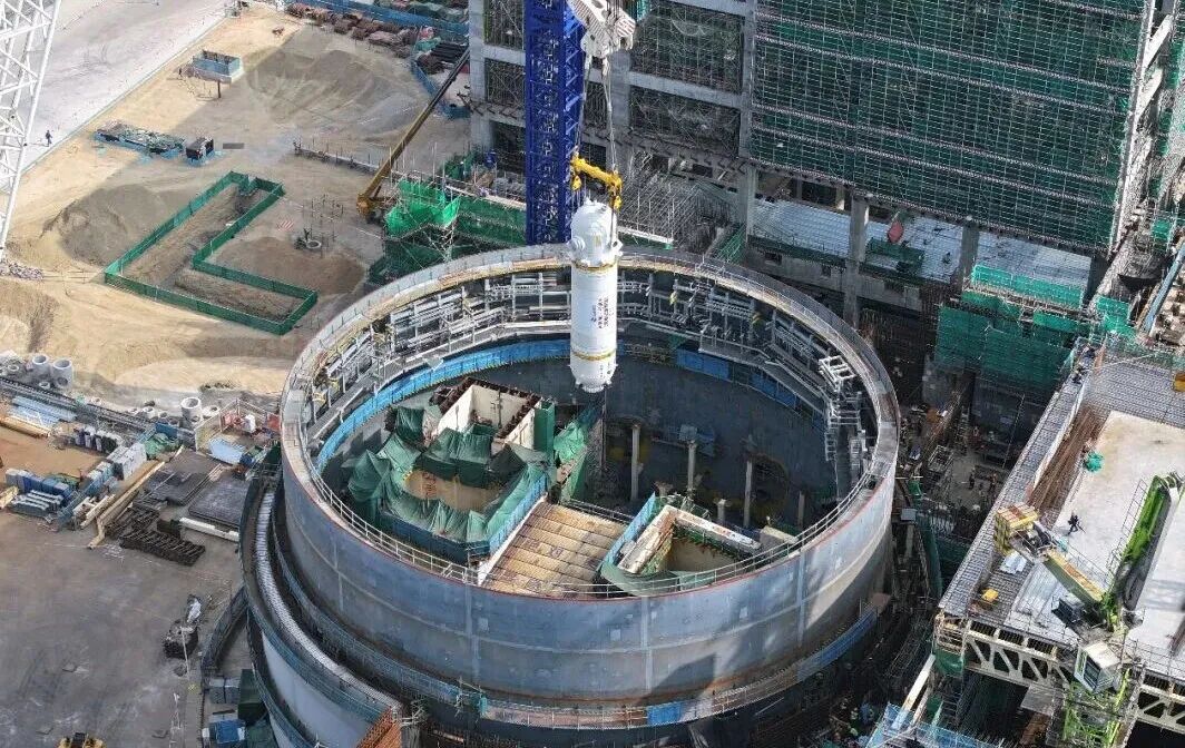 陆丰核电1号机组稳压器 顺利吊装就位