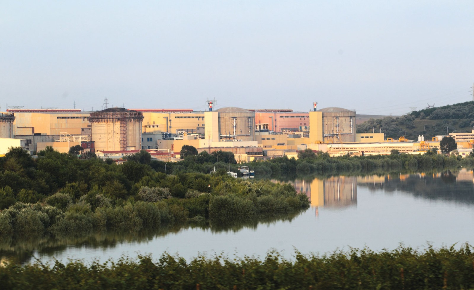 When the Water Runs Dry, the Reactors Stop: Behind Romania Losing One-Fifth of Its Electricity, Heavy-Industry Reactor Designs Are Suffering a Fatal "Cold Source Asphyxiation" — Examining the Physical Interrogation of High-Water-Consumption Baseload Plants by Extreme Drought Through the Prolonged Paralysis of the Cernavodă Nuclear Power Plant