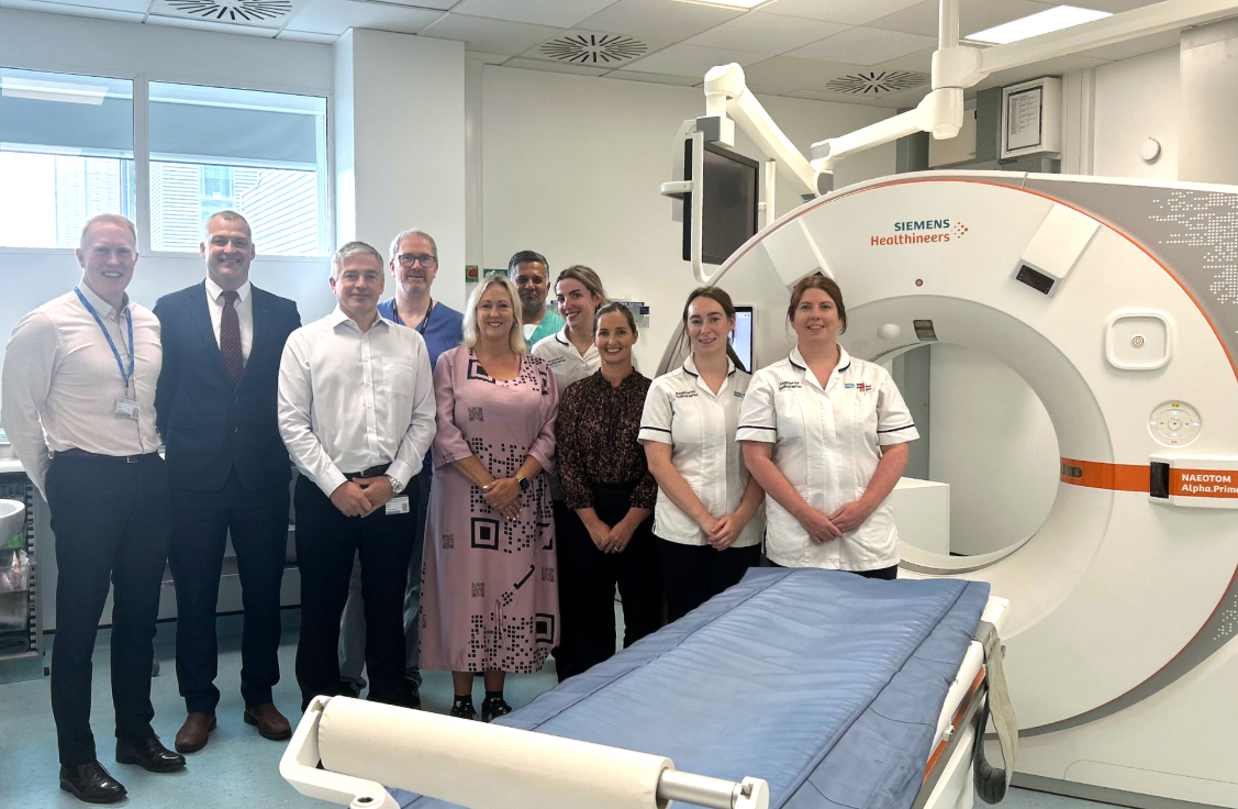 Le Royal Victoria Hospital de Belfast introduit un scanner CT à comptage photonique, devenant le premier hôpital d'Irlande à adopter cette technologie