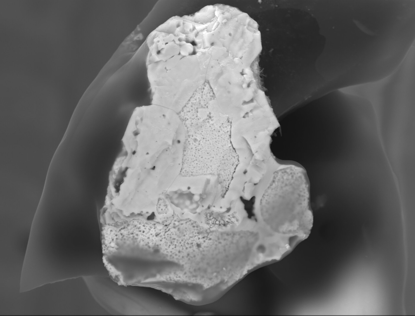 Une équipe de recherche allemande réalise la première analyse de phase des « particules chaudes » de Tchernobyl : la structure cristalline du combustible nucléaire présente encore une stabilité chimique au-delà des attentes après 40 ans