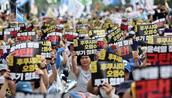 韩媒：数千名抗议者在首尔集会，抗议日本启动福岛核污染水排海