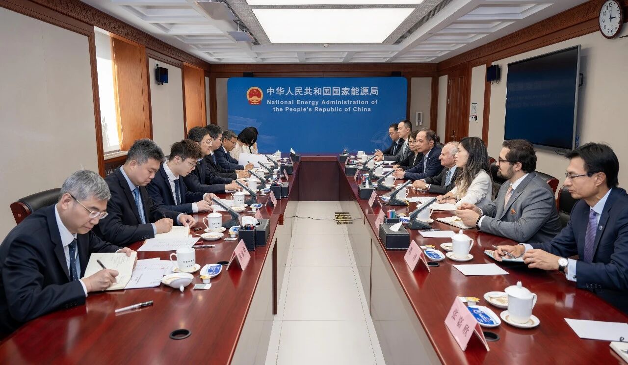 国家能源局负责人会见香港中电集团董事局主席